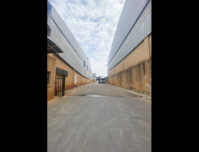 15,614M² WAREHOUSE TO LET IN LONGMEADOW